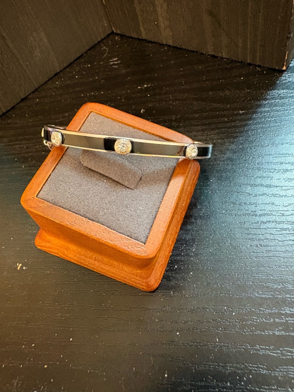 Henri Bendel bracelet size 7 silver tone black hinged safety chain medallion